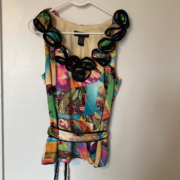 Cachet floral sleeveless blouse with rosette accents - Picture 1 of 6